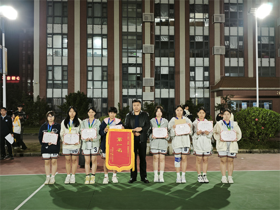 女子第一名23级中药学班.jpg